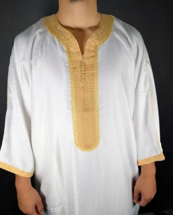 Mise en avant sur la broderie dorée au centre d’une gandoura blanche pour homme